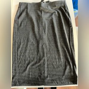 NWT Size 18 gray and black houndstooth skirt from Lane Bryant. Perfect condition